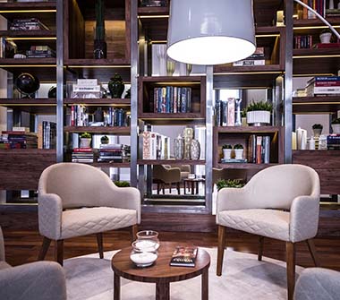 Perspectiva lounge com biblioteca taschen